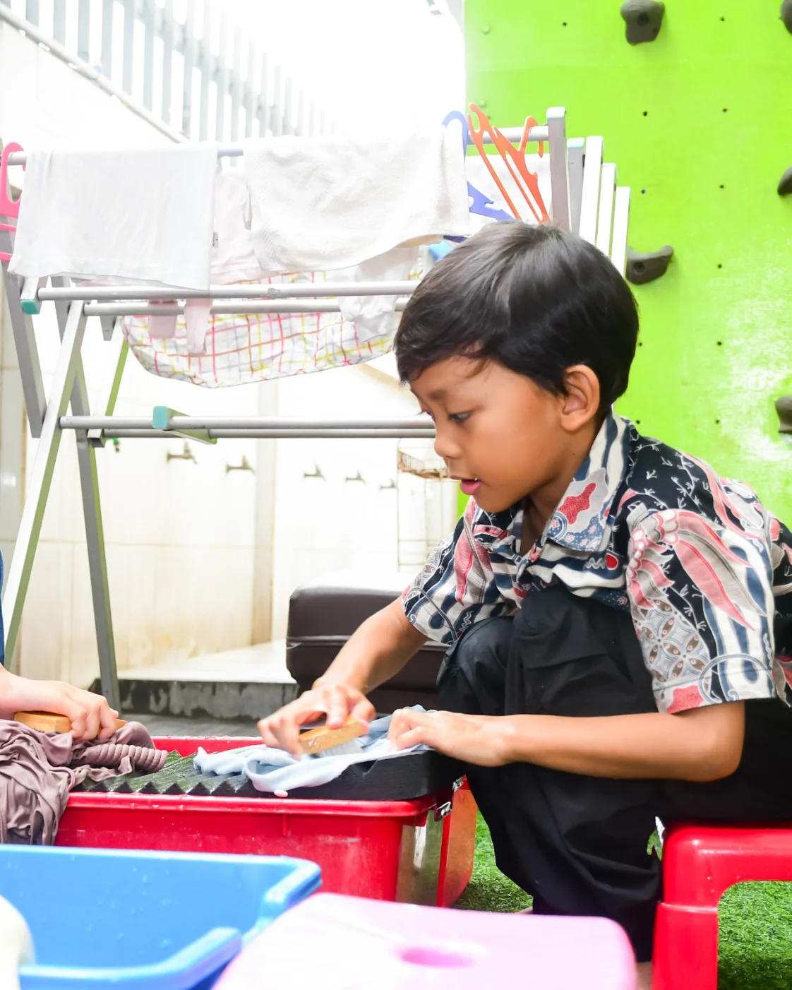 Anak berlatih mandiri mencuci sendiri di kegiatan bahan alam